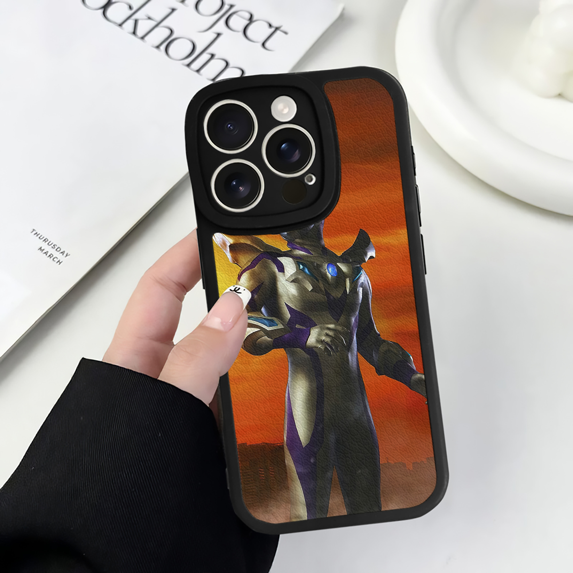 （画像用） ウルトラマン Ultraman 【iPhone 16シリーズ対応】シリコンスマホケース（レザー調） 材質：シリコン